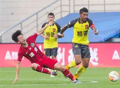 广州恒大客场战胜北京人和继续追赶(但不可否认的是,广州恒大在本赛季遭遇的挑战接二连三)