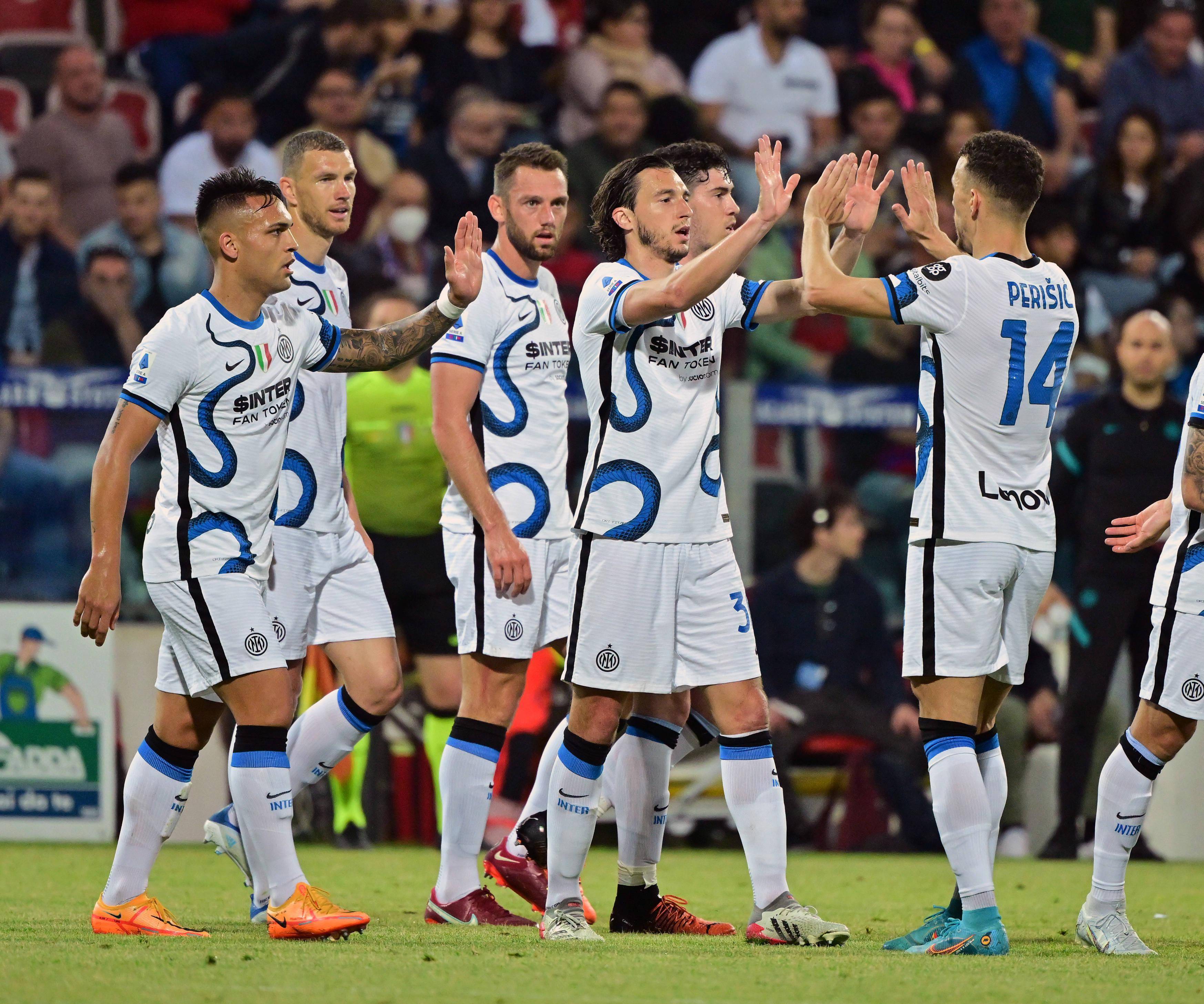 拉齐奥胜利后球队愉悦庆祝，团结一致的简单介绍