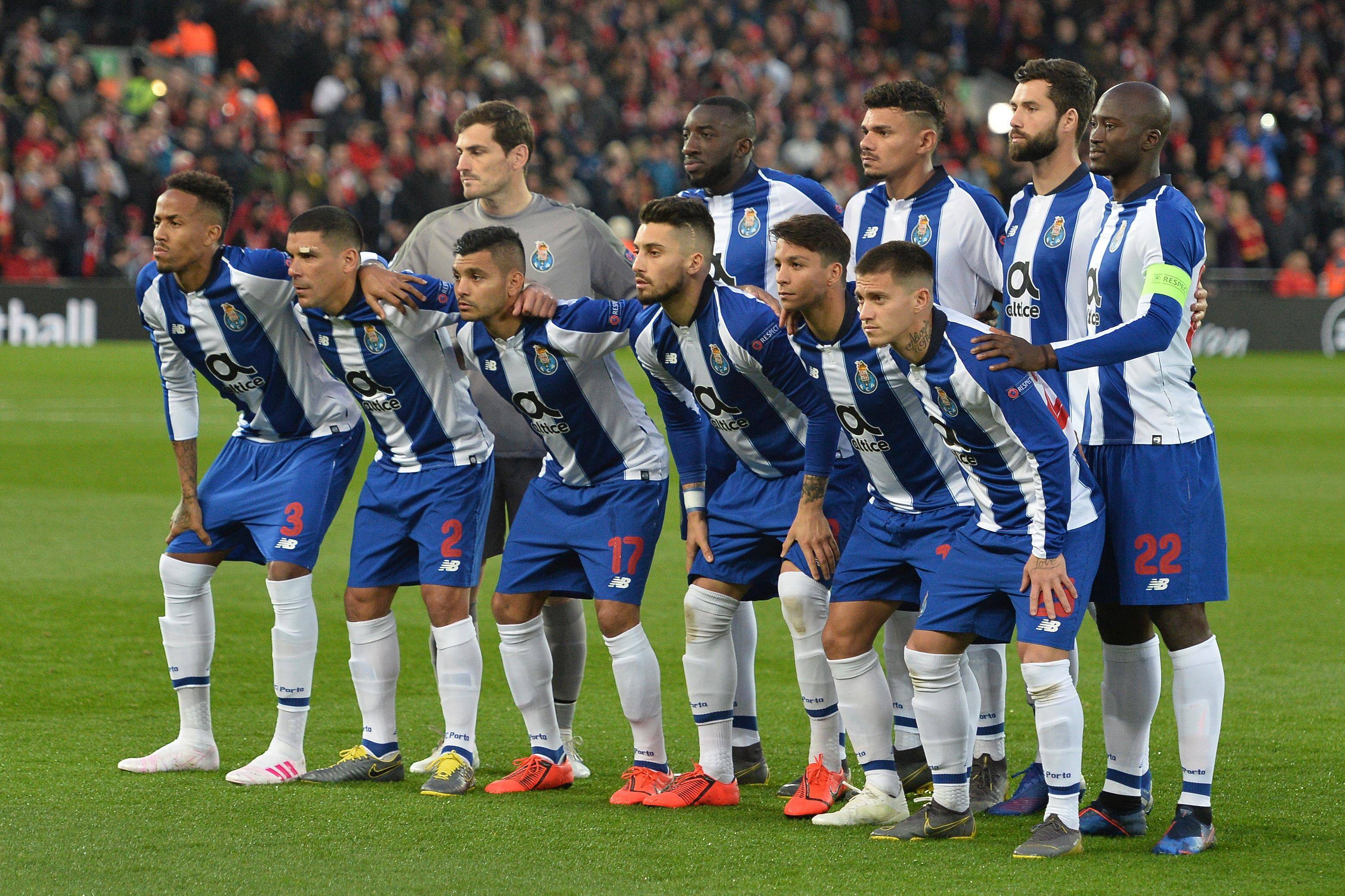 拉齐奥胜利后球队愉悦庆祝，团结一致的简单介绍