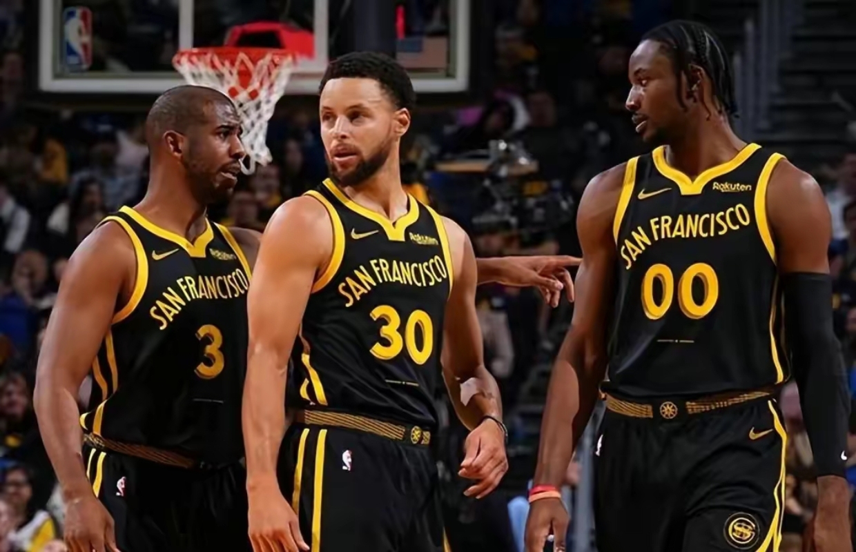 杜塞尔多夫队众志成城，努力争取比赛胜利的简单介绍