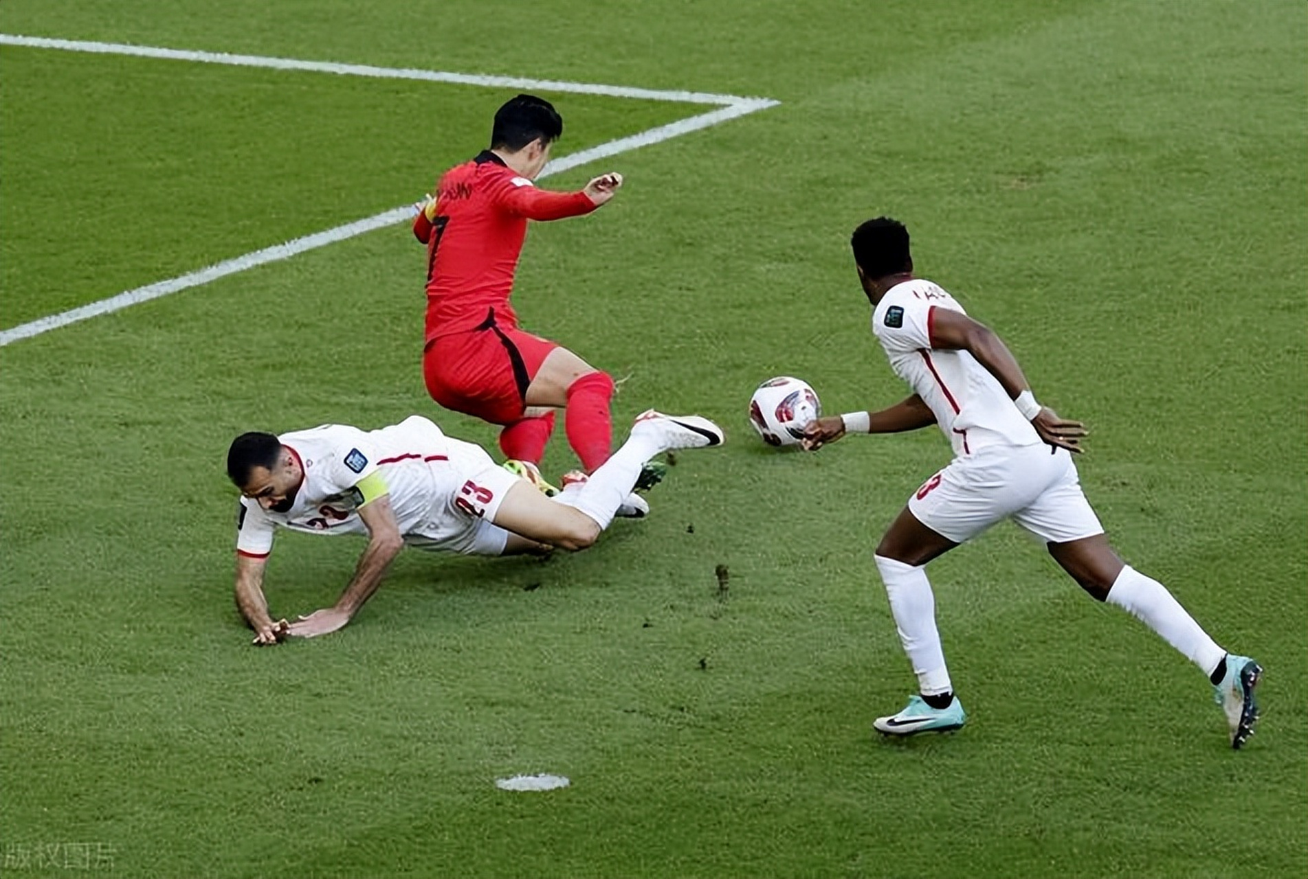 关于足球比赛赛场紧张刺激,球员表现让人惊艳的信息 关于足球比赛赛场紧张刺激,球员表现让人惊艳的信息