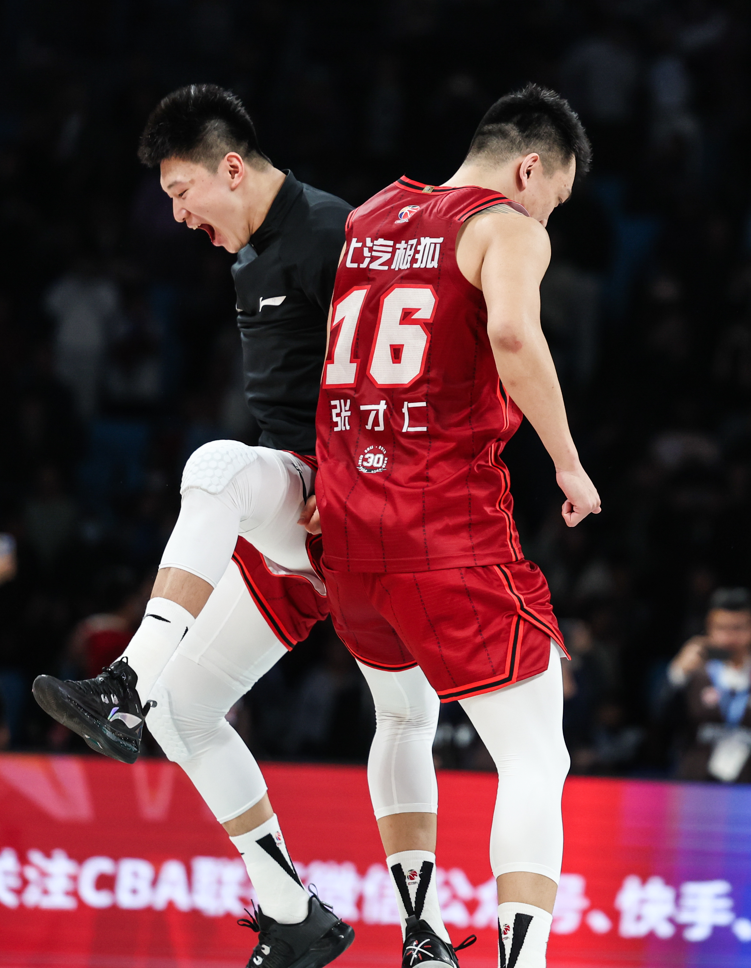 球员们的出色表现，让人见识到篮球的魅力(球员们的出色表现,让人见识到篮球的魅力英语)