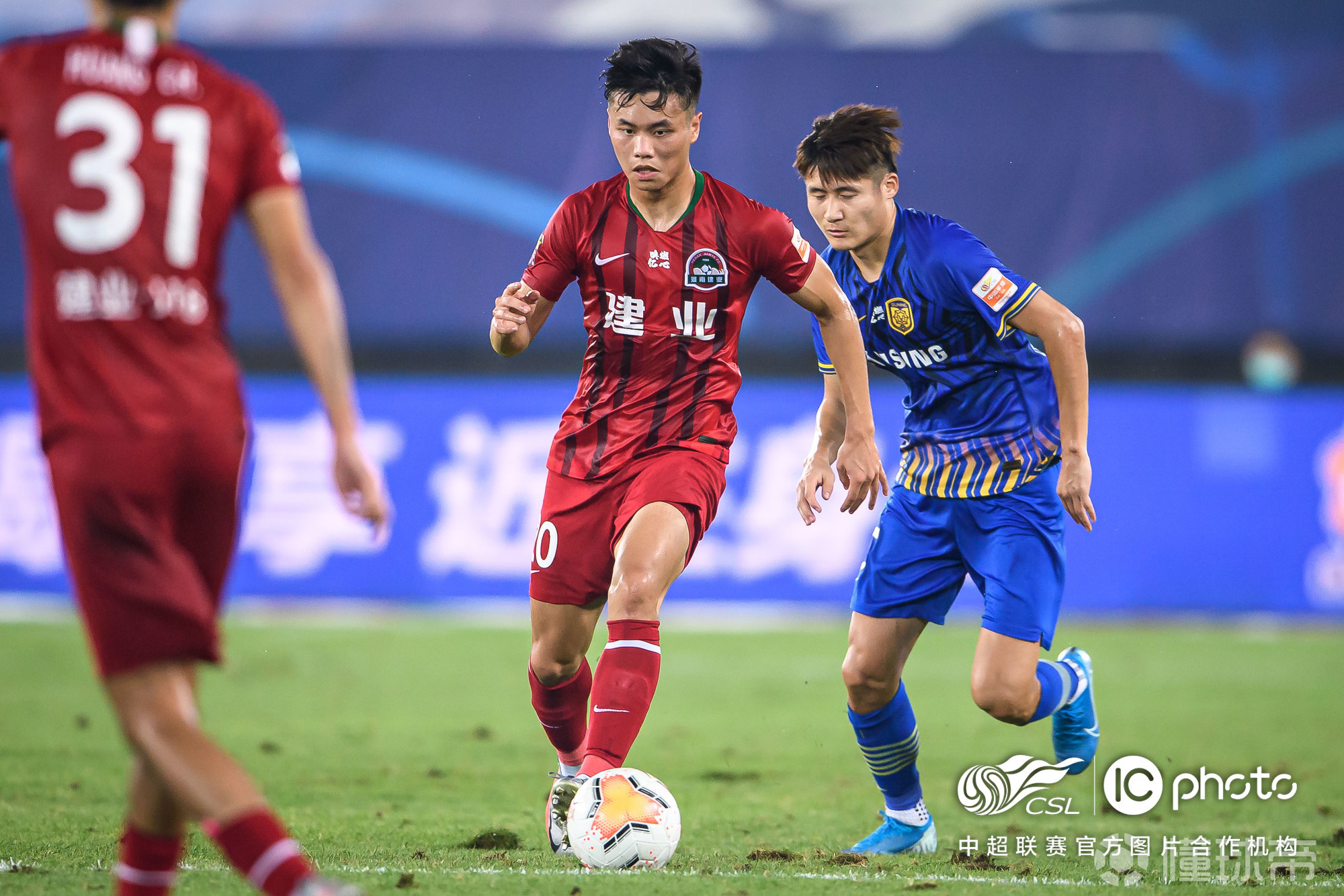 包含江苏苏宁逆转河南建业，保持不败的词条